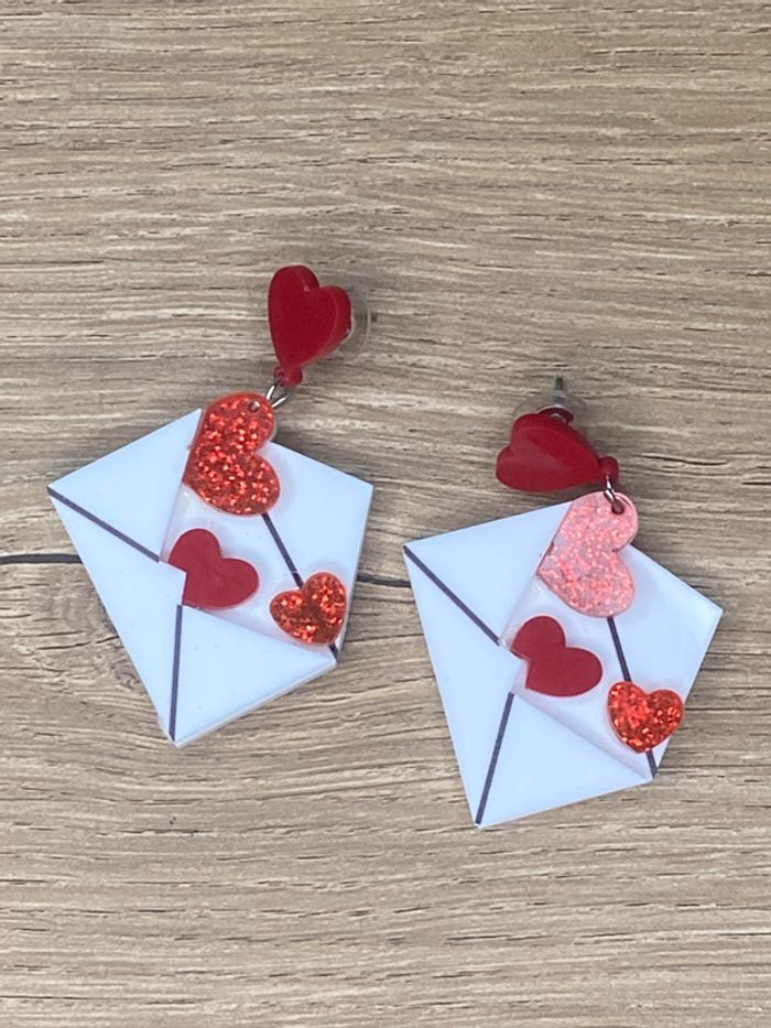 Paire de boucles d’oreille acrylique lettre d amour - photo numéro 3