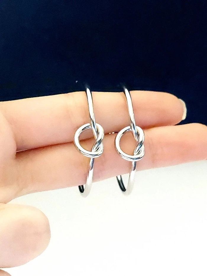 Magnifique paire de boucles d'oreilles créoles couleur argenté - photo numéro 5
