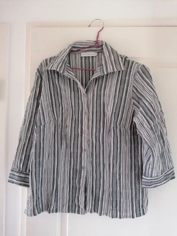 Chemise portée une ou 2 fois comme neuve taille 4