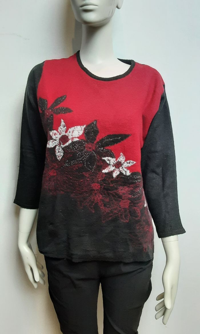 Haut / pull 50 % laine rouge et noir motif fleuri pour femme Taille 36 / 38 - photo numéro 2