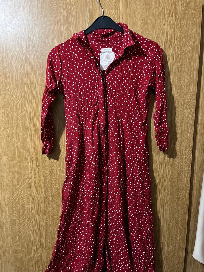 Robe chemise longue rouge à pois blancs