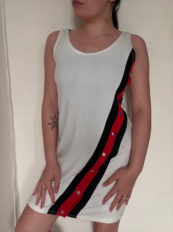 Robe blanche rayures rouge noir boutons pression côté
