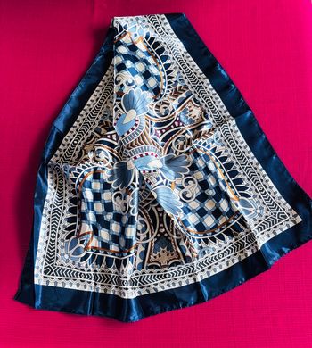 Foulard à motifs bleu 100% polyester effet soie brillant