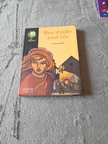 Livre policiers bleu d'enfer pour Léa