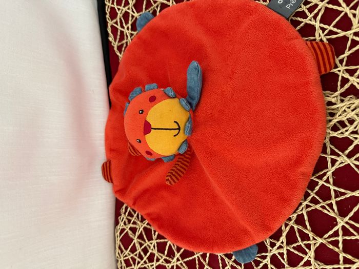 Doudou plat lion rouge bleu ORCHESTRA PREMAMAN