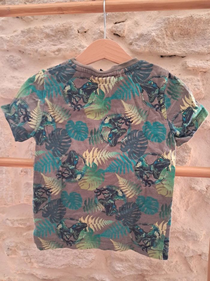 Tee shirt jurassic world 6 ans très bon état - photo numéro 3