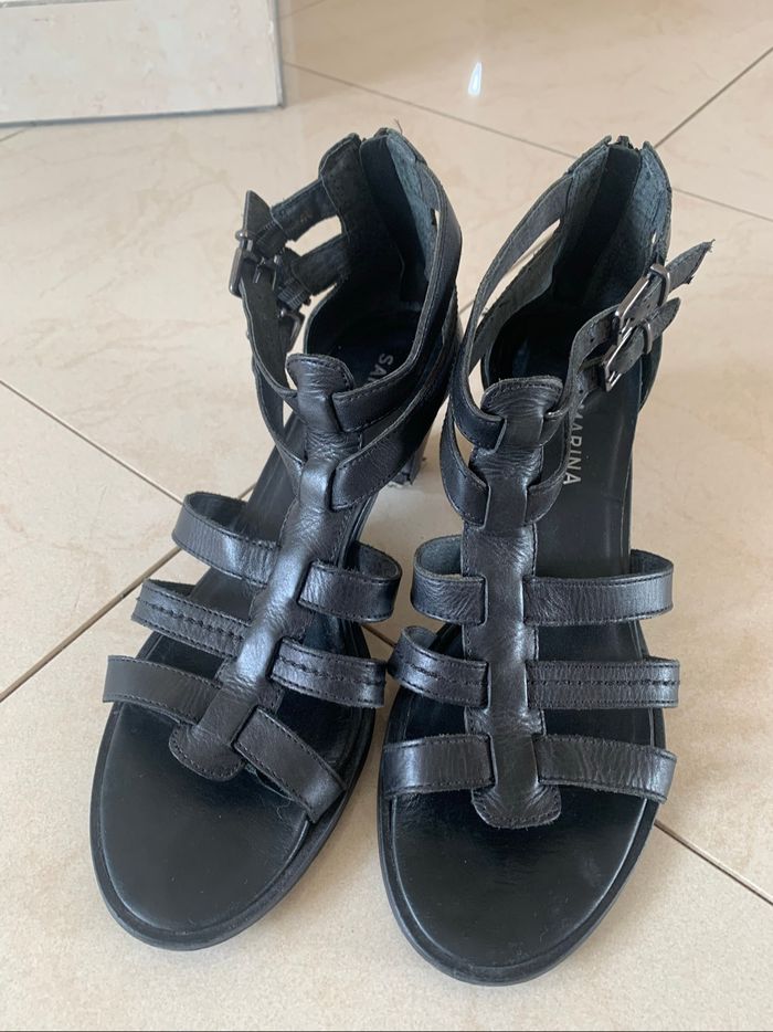 # Jolies Sandales noires, san marina
