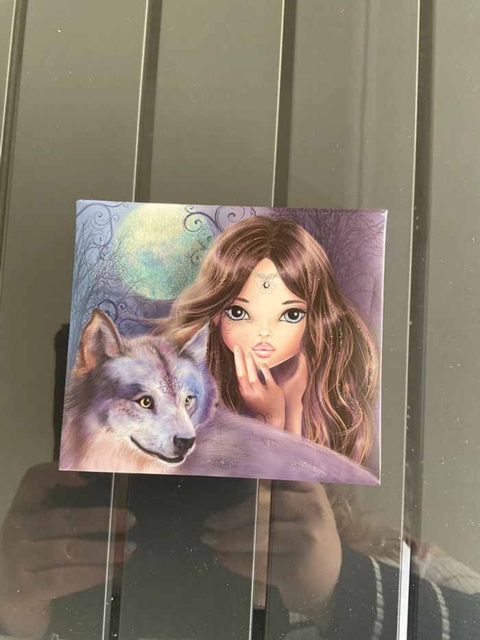 Boîte top modèle avec feuilles et crayon