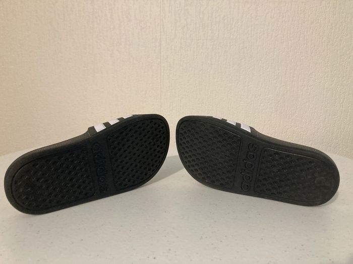 Claquettes adidas taille FR 29 - photo numéro 3