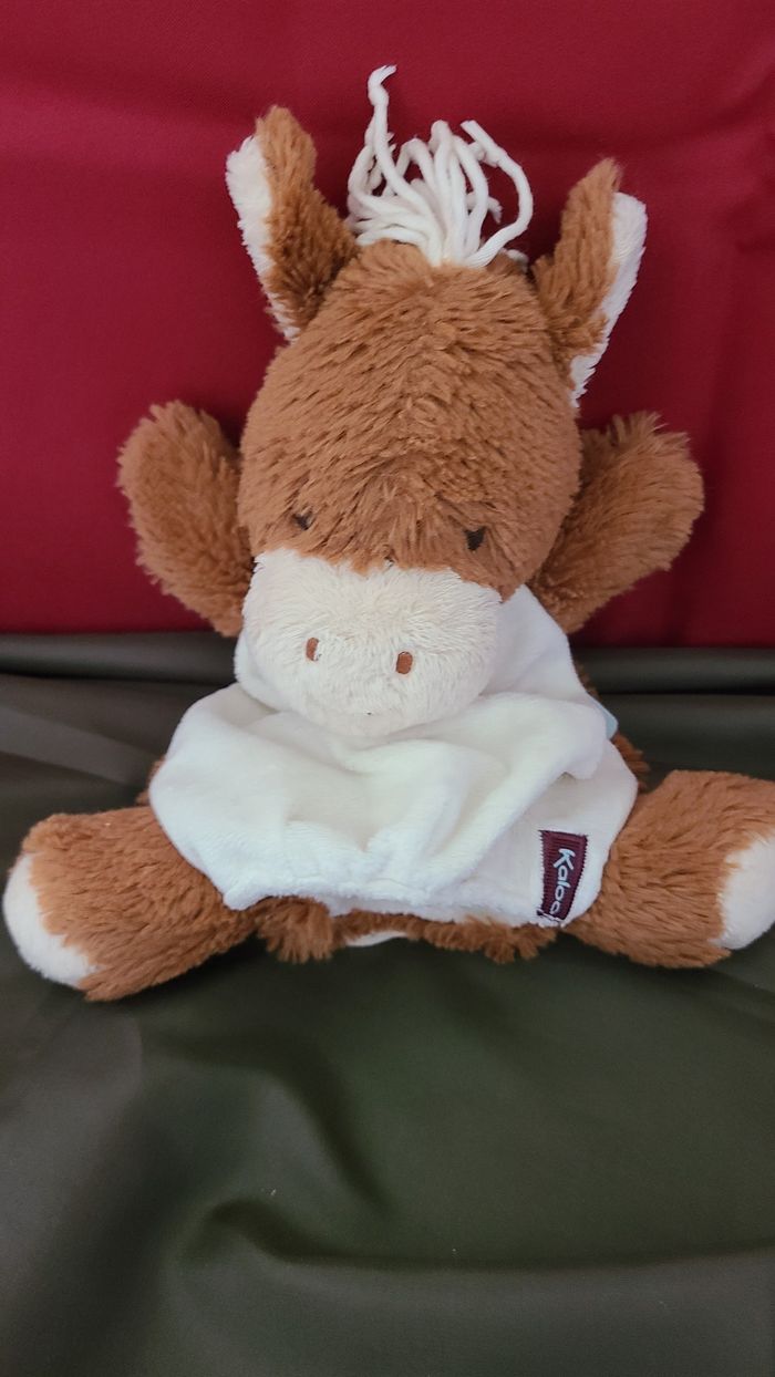 Doudou marionnette Mocha cheval KALOO Les Amis marron bandana bleu