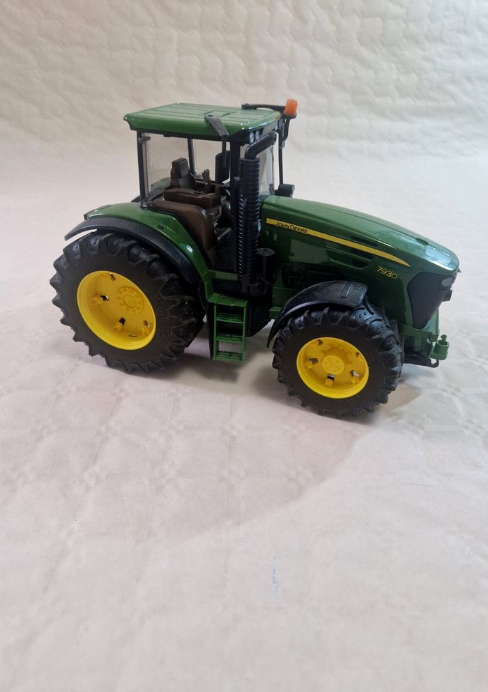 Tracteur miniature  / jouet , Bruder , John deere  , 7930 - photo numéro 2