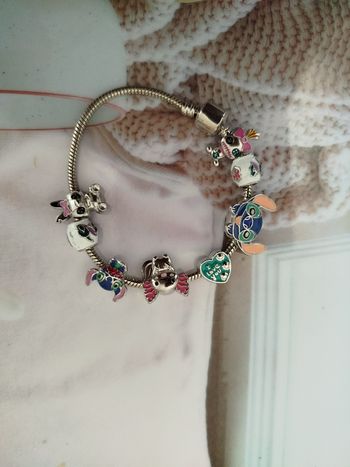 Bracelet neuf 19 cm stitch Disney avec 8 charm