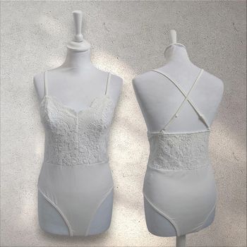 Bodie blanc avec dentelle et bretelles croisées ajustables L
