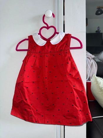 Jolie robe rouge à cœur col Claudine