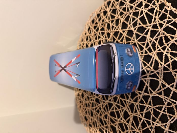 Boite en tôle lithographiée. Type Volkswagen Combi "Van Gourmand". E. 1/20.