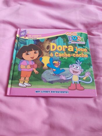 Dora joue a cache cache