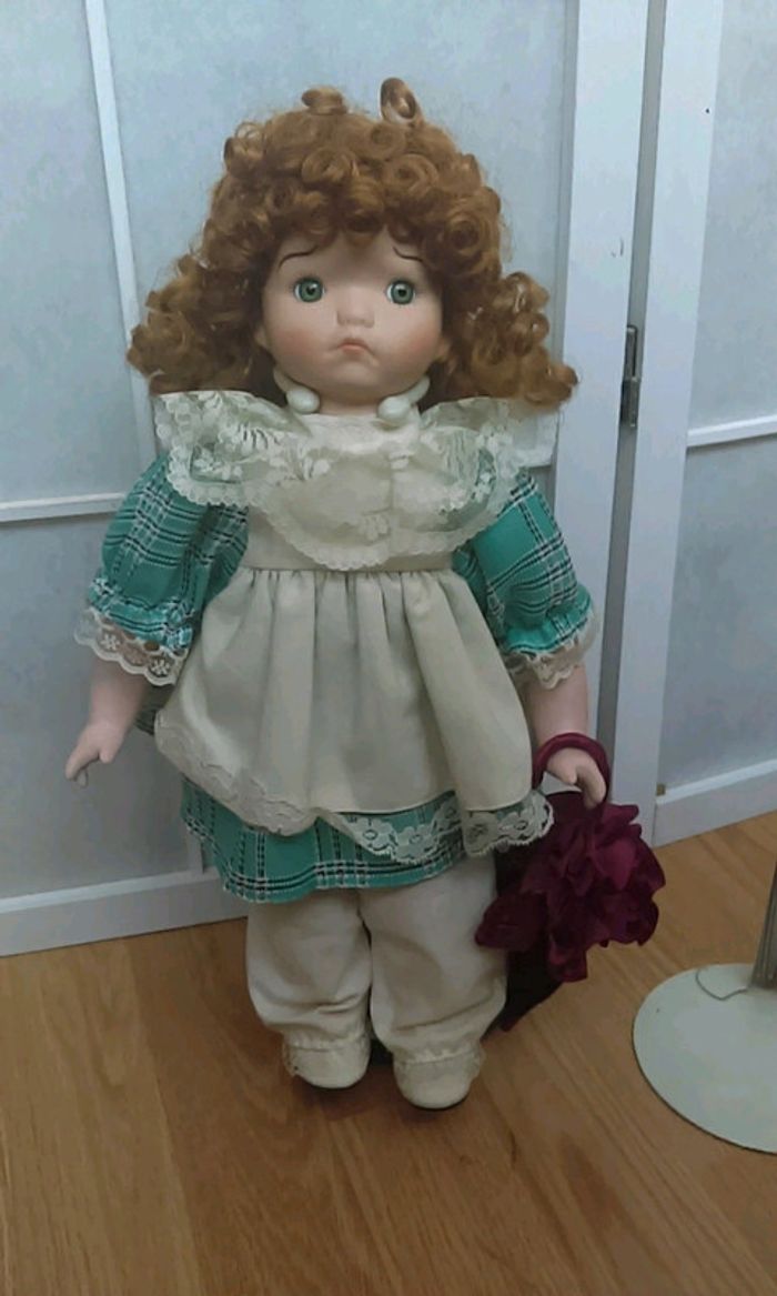 Poupée en porcelaine