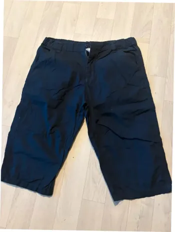 Short bleu marine 12 ans fermeture par bouton devant très bon état
