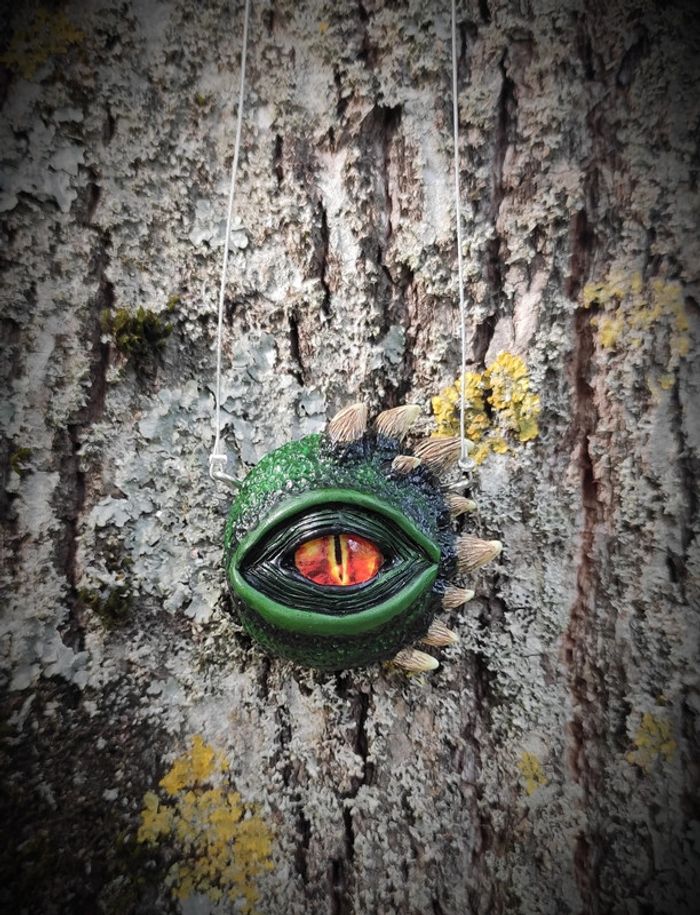 Collier oeil de dragon réaliste - photo numéro 3