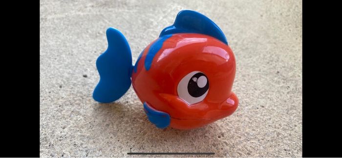 Poisson nageur rouge et bleu à remonter