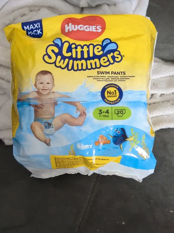 Lot de 10 couches de bains huggies 7-15kg