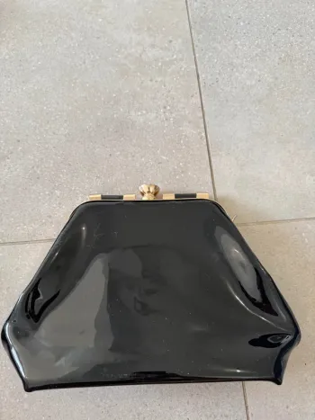 Pochette noire il manque la bandoulière, bon état mais il ya des marques d'usures 30x19cm