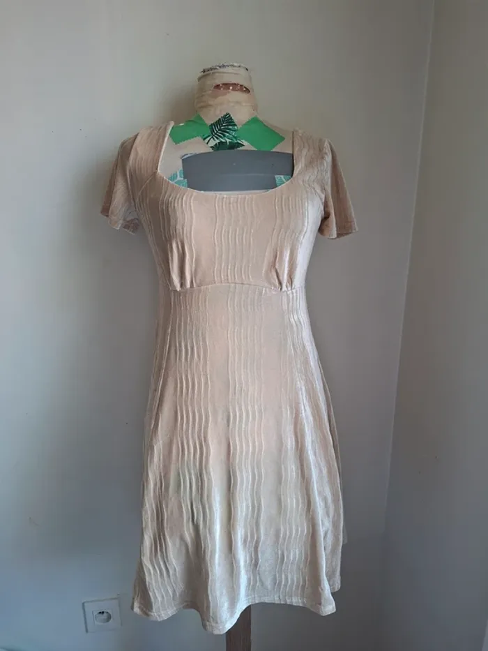 Robe courte plissée beige, Loveriche, neuve, taille M