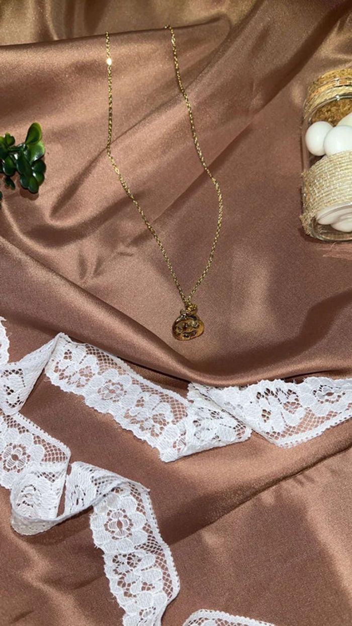 Ensemble bijoux perles blanches entourées de doré – Collier, bague & boucles d’oreilles - photo numéro 3