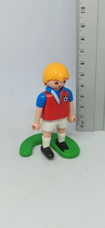 Joueur de football maillot rouge et bleu short blanc playmobil