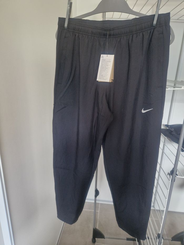 Pantalon running Nike taille L NEUF