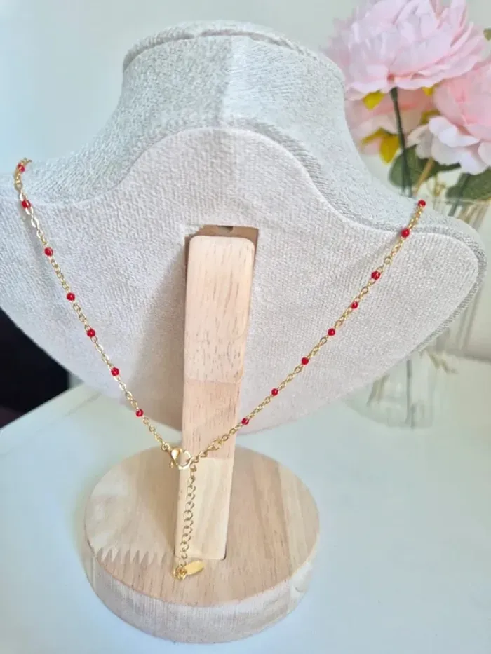 Collier style gigi dorée en acier inoxydable
🌸 perles résines rouges avec médaille croix - photo numéro 3