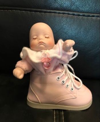 Boîte à musique bébé dans chaussure rose