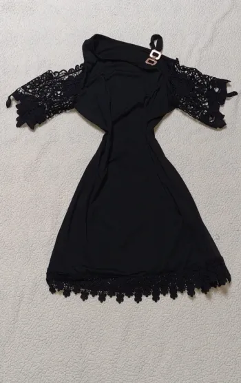 Robe noir manche en dentelle
