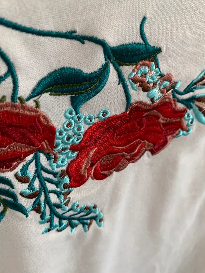 Pull blanc brodé fleurs - photo numéro 2