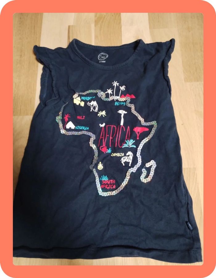 Tee-shirt sans manches taille 8 ans mais taille petit plutôt 6 ans