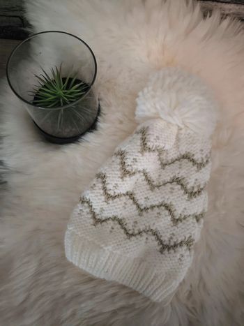 🤍 Petit bonnet bien chaud blanc et doré avec son pompon 🤍