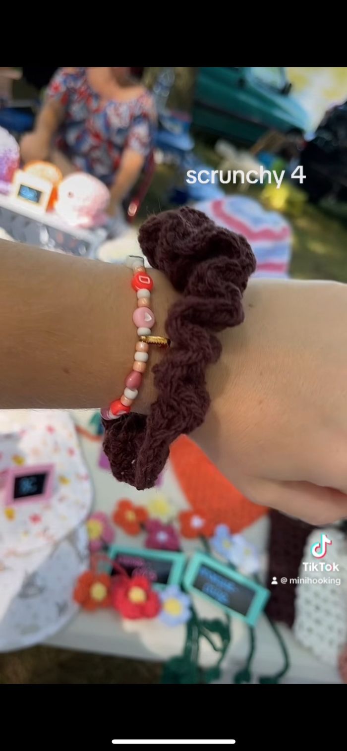 Chouchou marron fait main en crochet <3