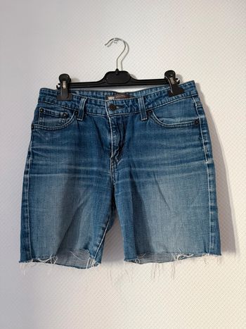 Short bleu en très bon état taille 38 Levi ´s