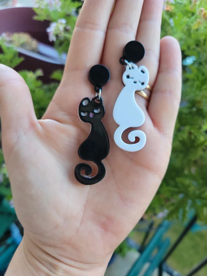 Boucles chat 🐱 asymetriques bi colore - photo numéro 3