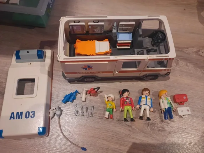 Ambulance 'Playmobil' - photo numéro 4