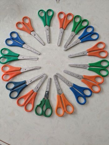 Lot de 10 paires de ciseaux enfants inox à bouts ronds.