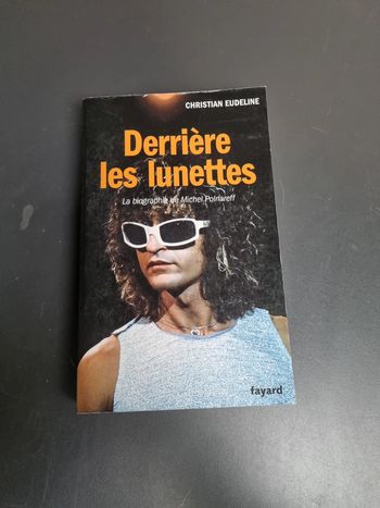 Livre derrière les lunettes
