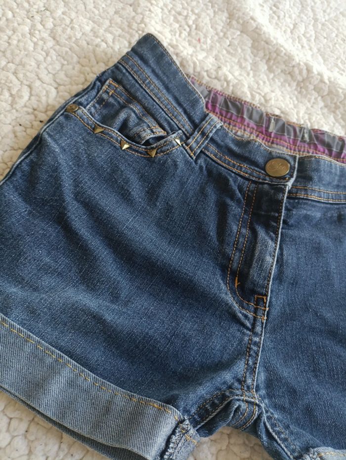Short en jean bleu brut clouté vintage cute clous dorés revers - photo numéro 4