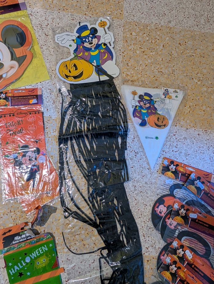 Décoration halloween Mikey Disney neuves - photo numéro 6