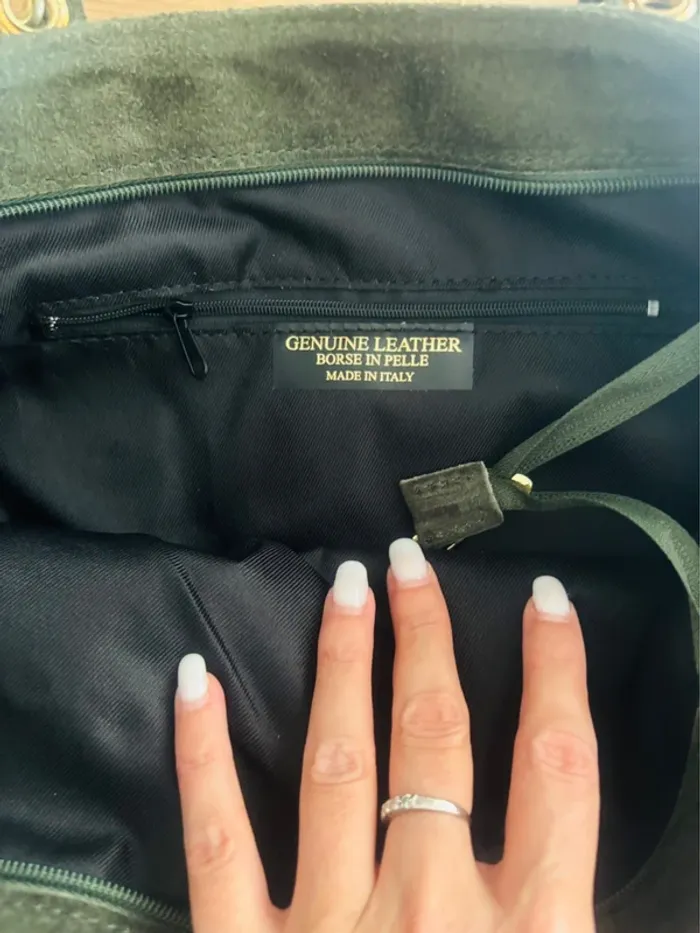 Grand sac vert kaki tout cuir avec œillets dorés et une bandoulière - photo numéro 15