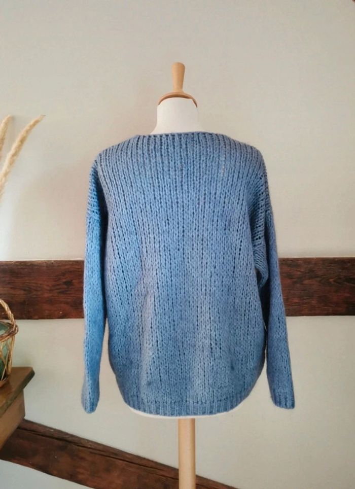 Pull bleu mohair col V - photo numéro 5