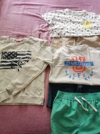 Lot garçon comprenant 2 shorts 2 ti shirts 1 sweat shirt et 1 caleçon de bain