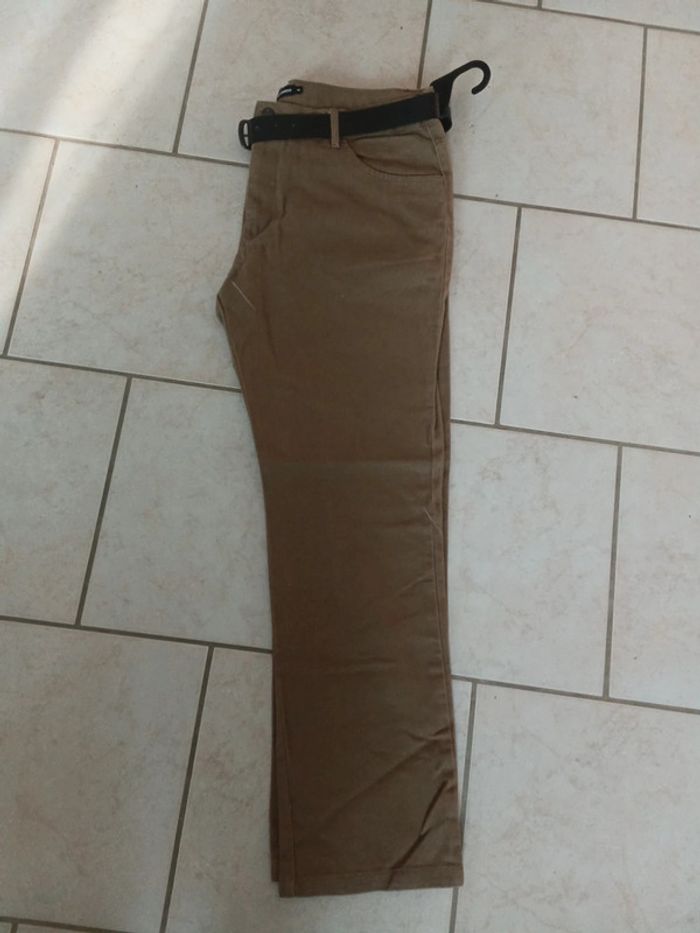Pantalon neuf avec sa ceinture in extenso taille 40