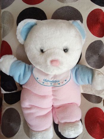 Peluche ours ourson 30 cm vintage de la marque Jemini tête blanche corps rose clair nez rose brodé en bleu sur col bavoir doudou yeux dur plastique pied blanc bras bleu clair excellent état non utilisé 