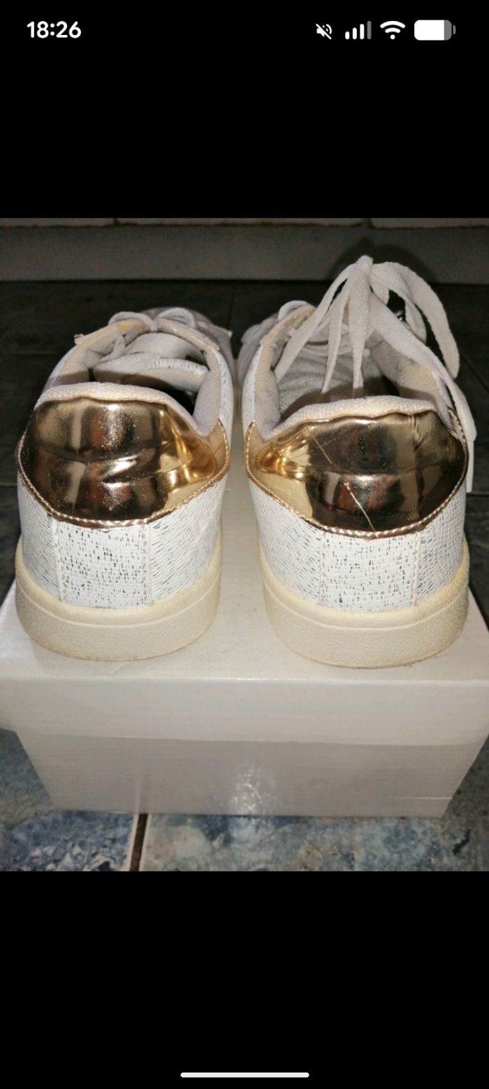 Baskets femme blanches mouchetées et décor doré. Taille 41